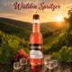 Wülden Spritzer Schilcher in 0,33l Flasche mit Trauben und Eiswürfeln vor Weinbergen der Weststeiermark bei Sonnenuntergang