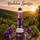 Veilchen Spritzer in 0,33l Flasche mit violetten Blüten und Eiswürfeln vor malerischen Weinbergen der Weststeiermark